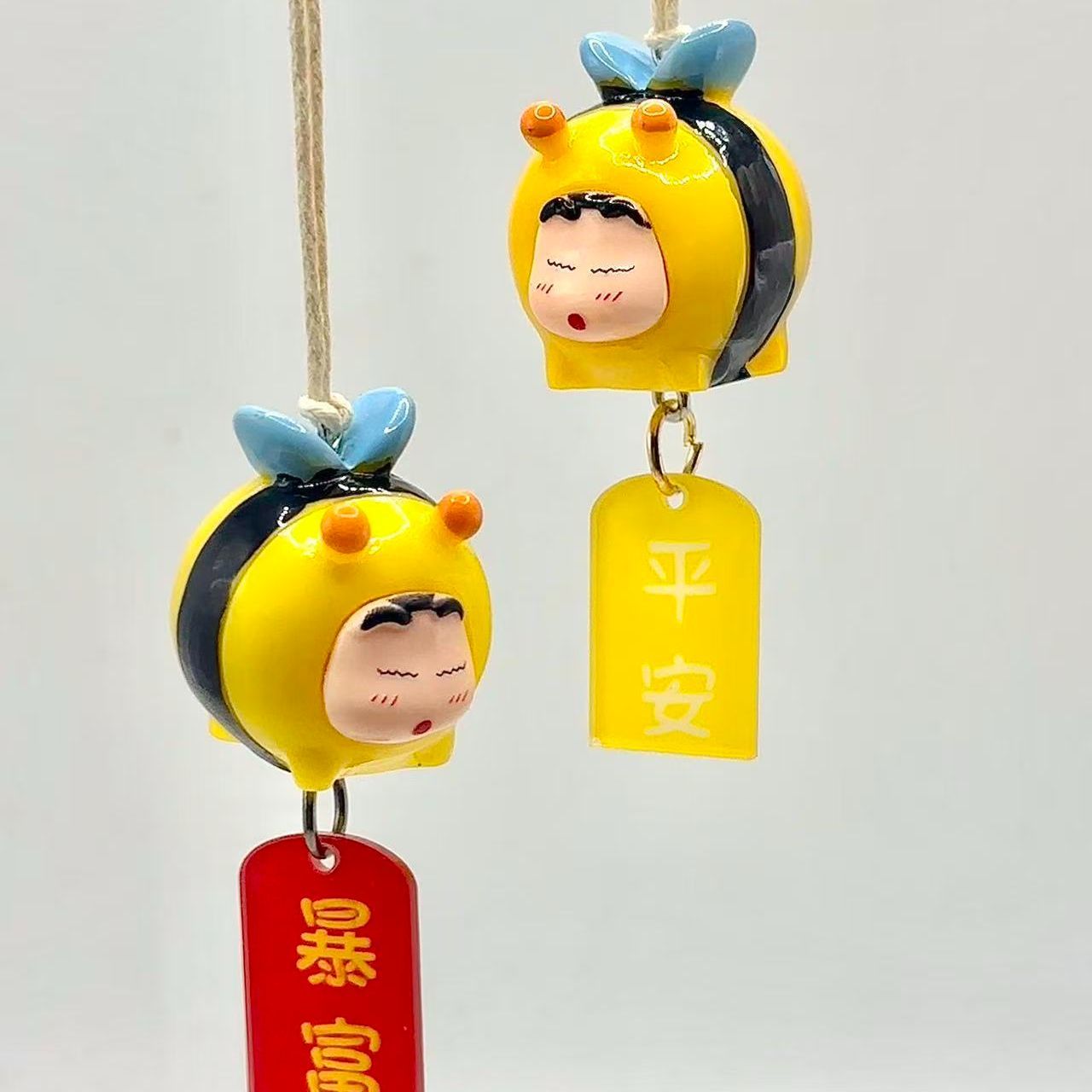 Car Mirror - Crayon Shin-chan Bienen-Cosplay-Figur Auto-Hängeanhänger Rückspiegel-Ornament Auto-Innenausstattung